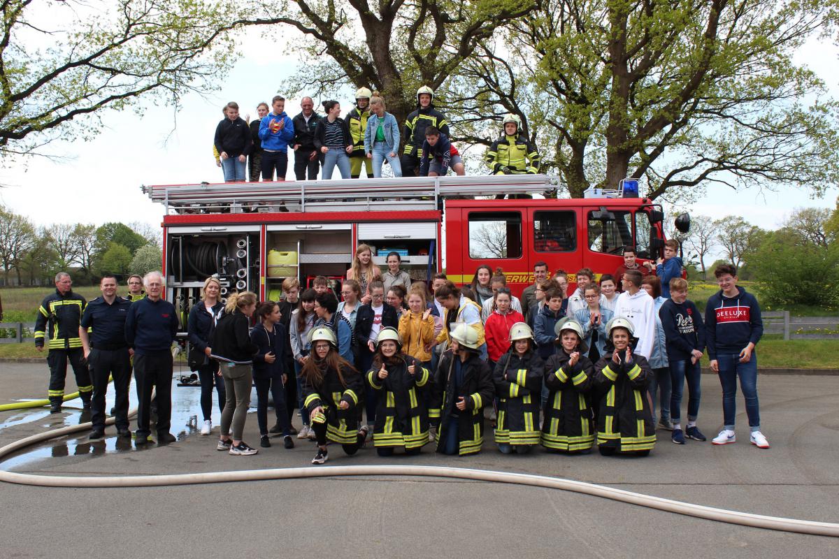 Französische Austauschschüler begeistert vom Besuch bei der Horster Feuerwehr